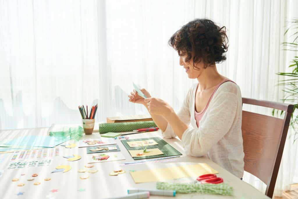 femme fait un collage